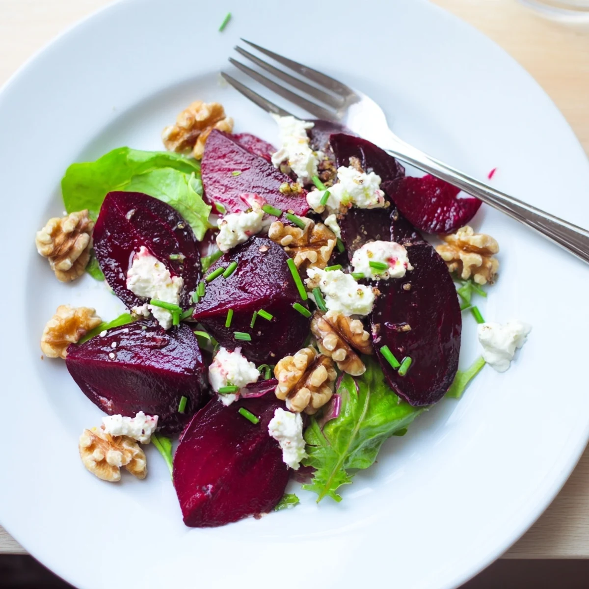 Köstlicher Roasted Beet and Goat Cheese Salad, perfekt für eine elegante Abendverpflegung.