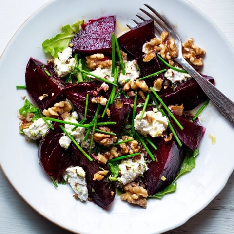 Lebendige Roasted Beet and Goat Cheese Salad mit cremigem Käse und knusprigen Walnüssen.  
