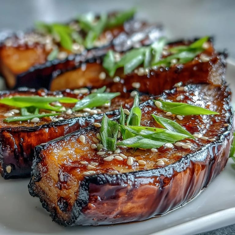 Geröstete Miso Glazed Eggplant mit Sesam und Frühlingszwiebeln, warm und würzig serviert.