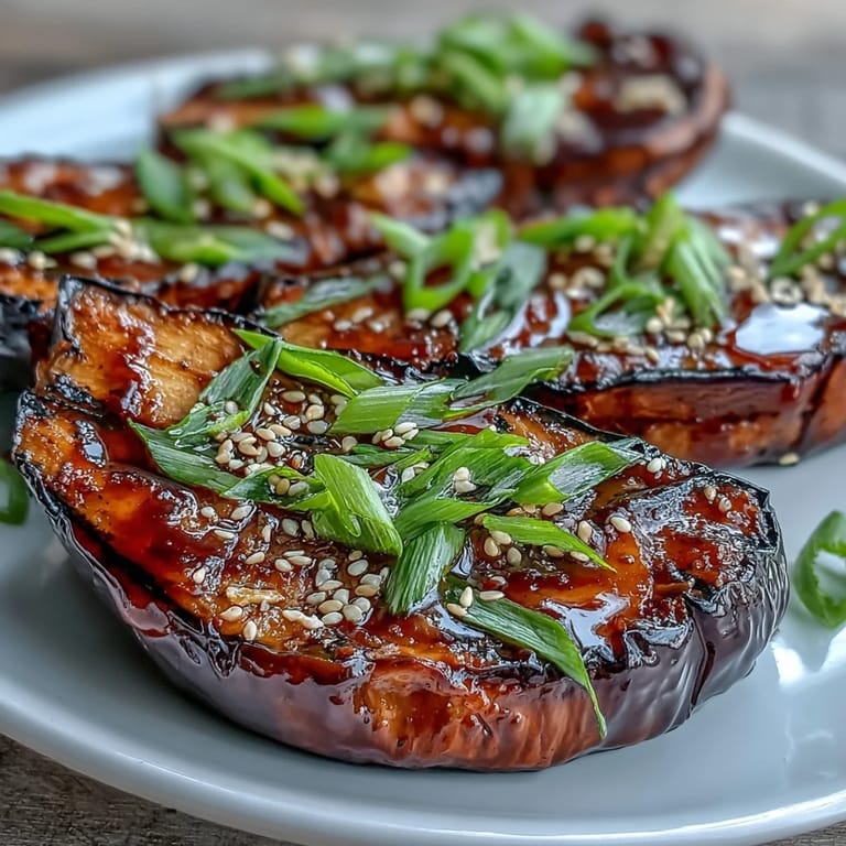 Saftige Miso Glazed Eggplant aus dem Ofen, karamellisiert und perfekt für ein japanisches Gericht.
