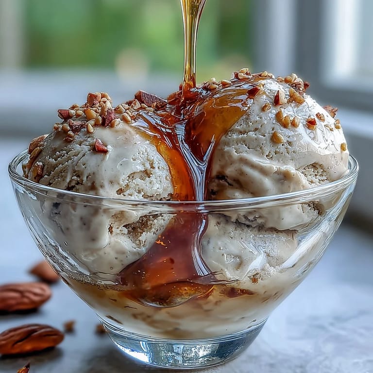 Ein dramatisches Hojicha Affogato mit geschmolzenem Vanilleeis, vermischt mit kräftigem Röst-Tee, garniert mit gerösteten Sesamkörnern und einem Hauch süßer Bohnenpaste auf dem Teller.