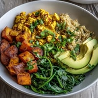 Herzhaftes Tofu-Rührei im Reisbowl-Format mit süßen Kartoffeln.