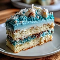 Ombre-Geburtstagskuchen für Fische mit blauem Frosting und elegantem Welleneffekt.