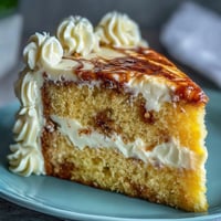 Ein perfekt marmoriertes Gemini Cake mit gelben und weißen Wirbeln.